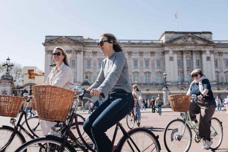 London bike tour with guard change and secret gems